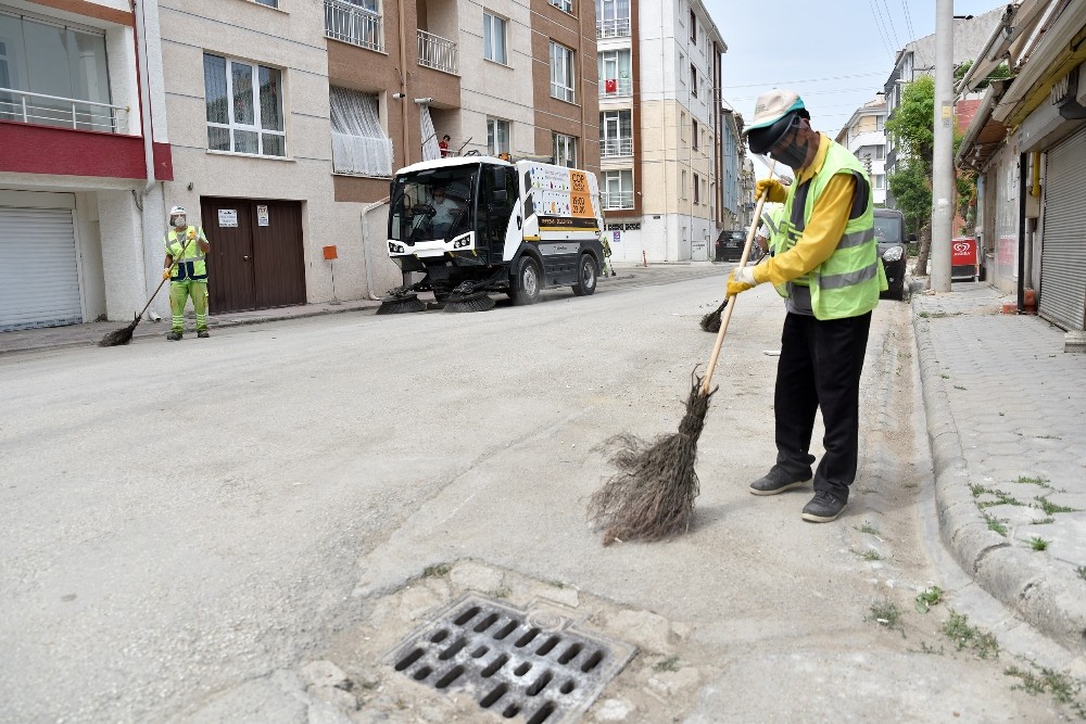 Yollar ve kaldırımlar temizleniyor 