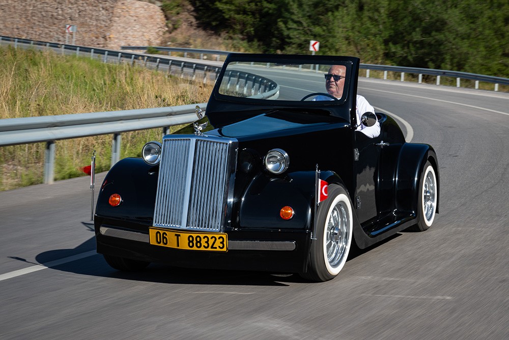 Yollara çıktı! Togg’dan sonra yerli elektrikli klasik otomobil TYRA karşınızda!