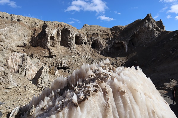Yollara dökülen tuz böyle çıkarılıyor