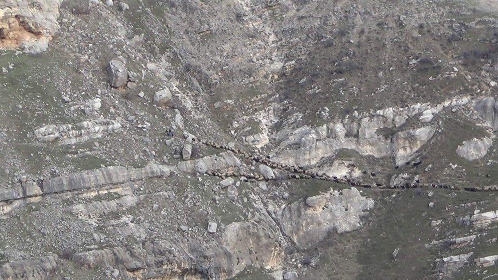 Yolları su altında kalan göçerler, tehlikeli yollardan yaylalara ulaşmaya çalışıyor 