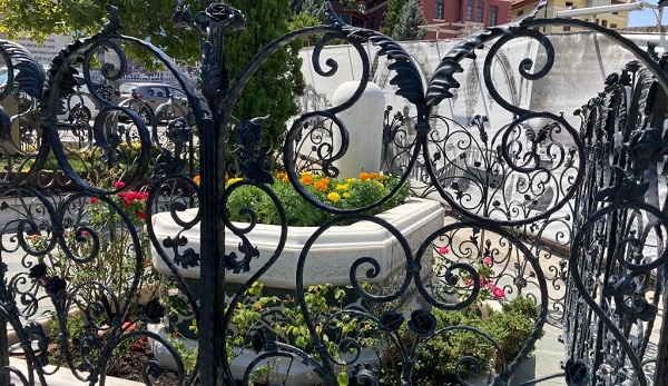 Yollarındaki türbeler görenleri hayrete düşürüyor! Bir türlü bulunduğu yerden kaldıramadılar