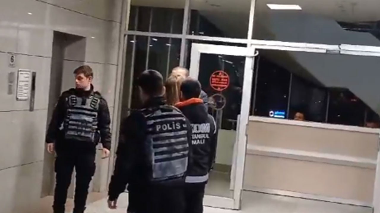 Yolsuzluktan tutuklanmıştı! CHP kadın kolları eski başkanı elini öptü