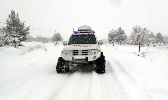 Yolu kapanan köydeki yaralı kadın kurtarıldı