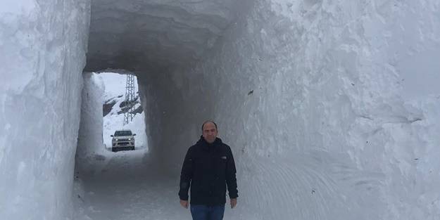 Yolu kapanan köye, kardan tünel