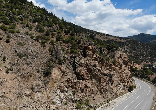 Yolu kullananların yürekleri ağızlarında! Bu kayalar felakete davetiye çıkarıyor