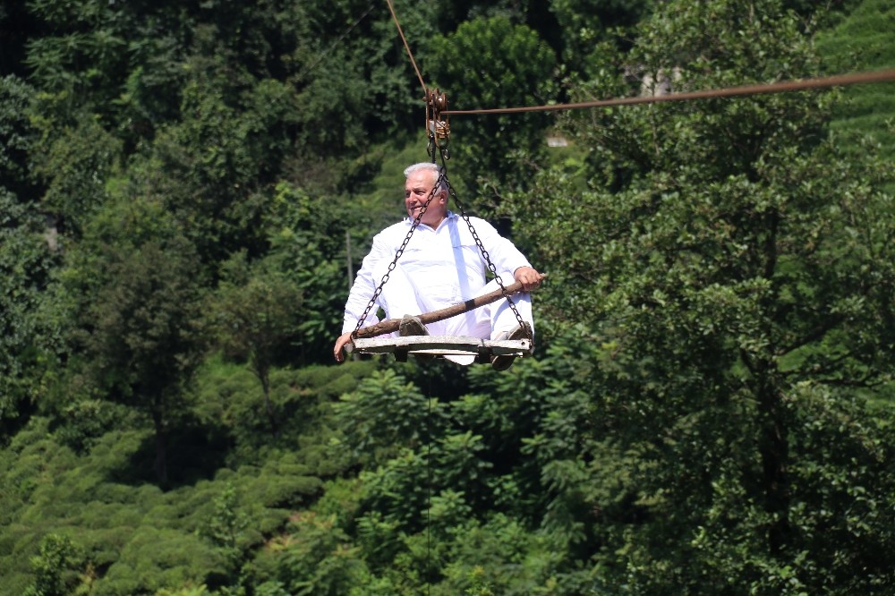 Yolu olmayan çay bahçesine teleferikle ulaşıyorlar 