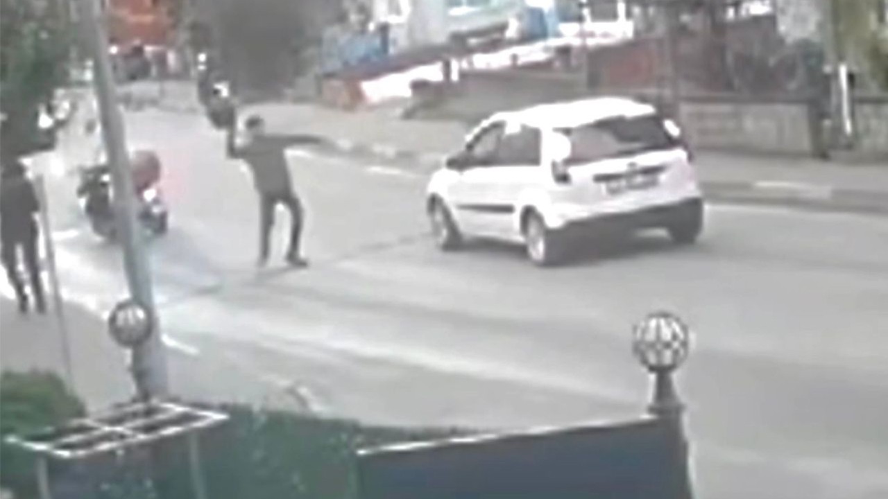 Yolu ringe çevirdi! Önce kaskını fırlattı sonra yumruk attı