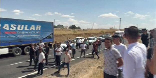 Yolu trafiğe kapattı, linç edilmekten jandarma kurtardı