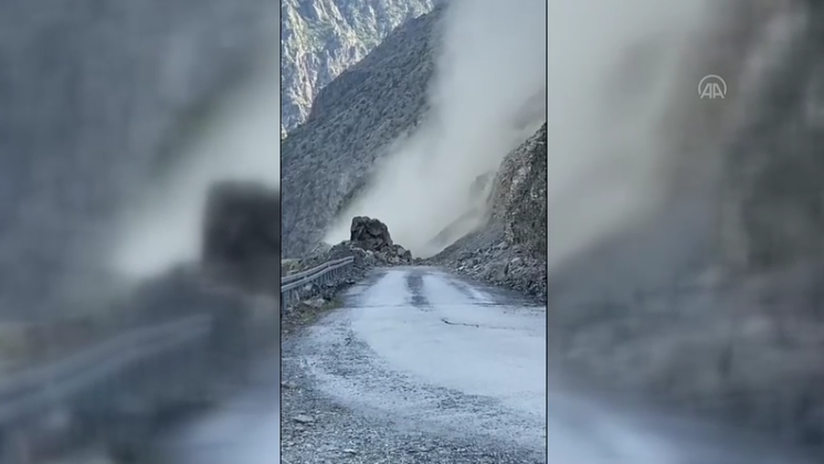 Yolu ulaşıma kapatan heyelan kamerada
