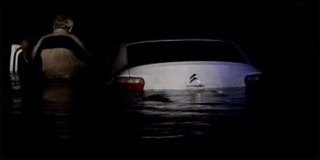 Yolun bittiğini fark etmeyince aracını denize sürdü