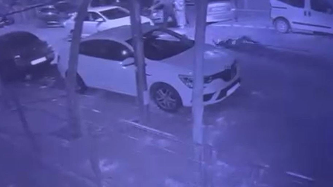 Yolun karşısına geçen adama otomobil çarptı! O anlar kamerada