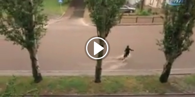 Yolun karşısına geçeyim derken sele kapıldı