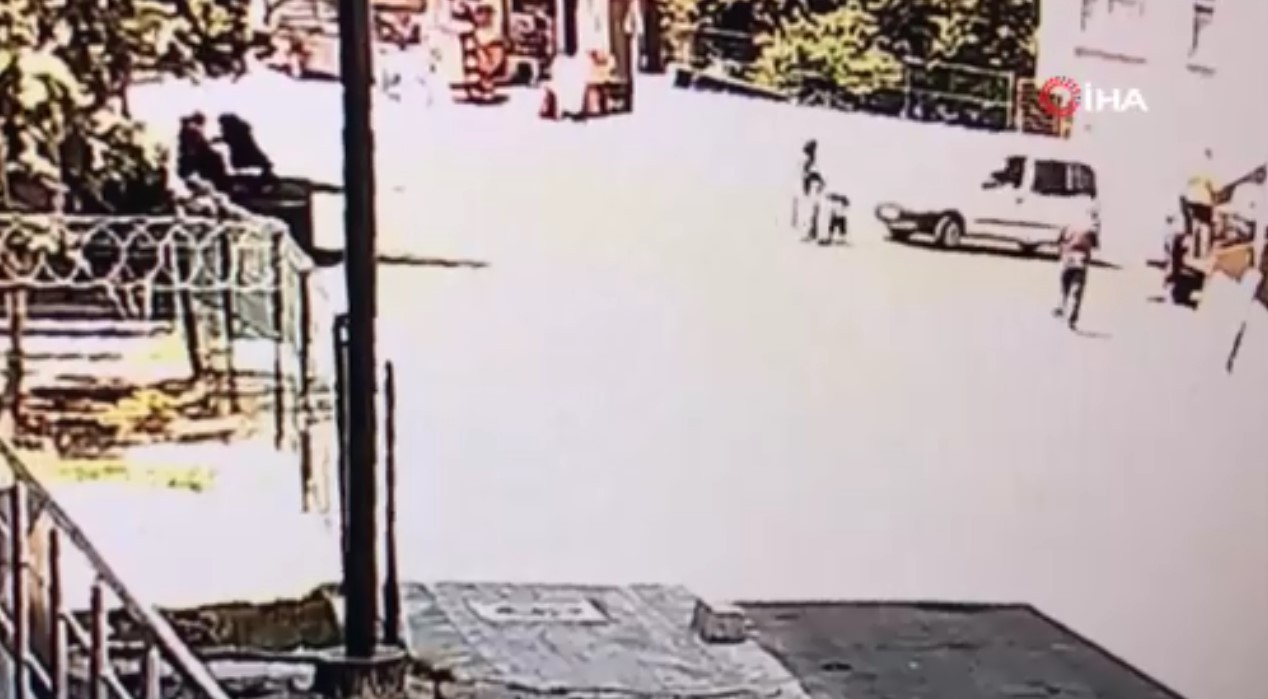 Yolun karşısına geçmek istediler! Otomobil anne ve 2 çocuğuna bakın nasıl çarptı