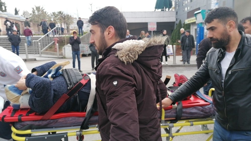 Yolun karşısına geçmek isterken canından oluyordu 