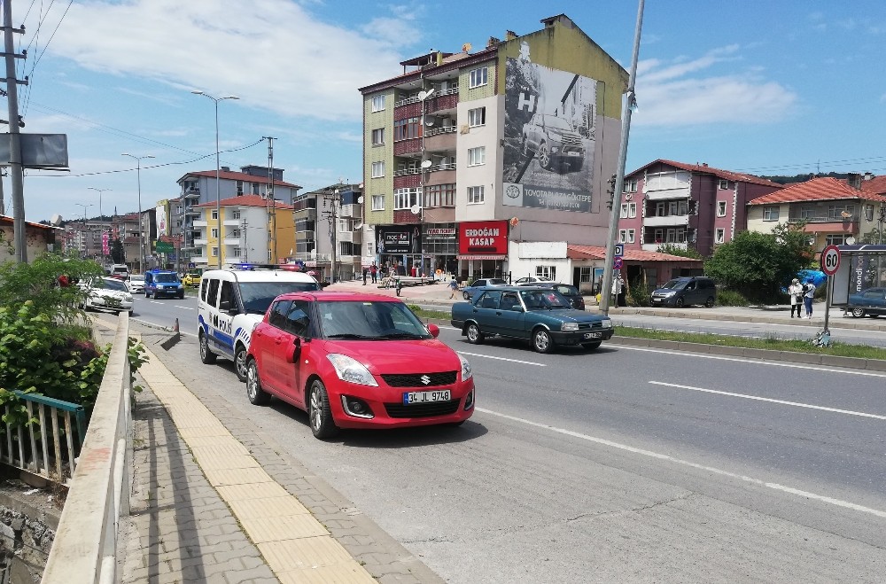 Yolun karşısına geçmek isterken otomobil çarptı 