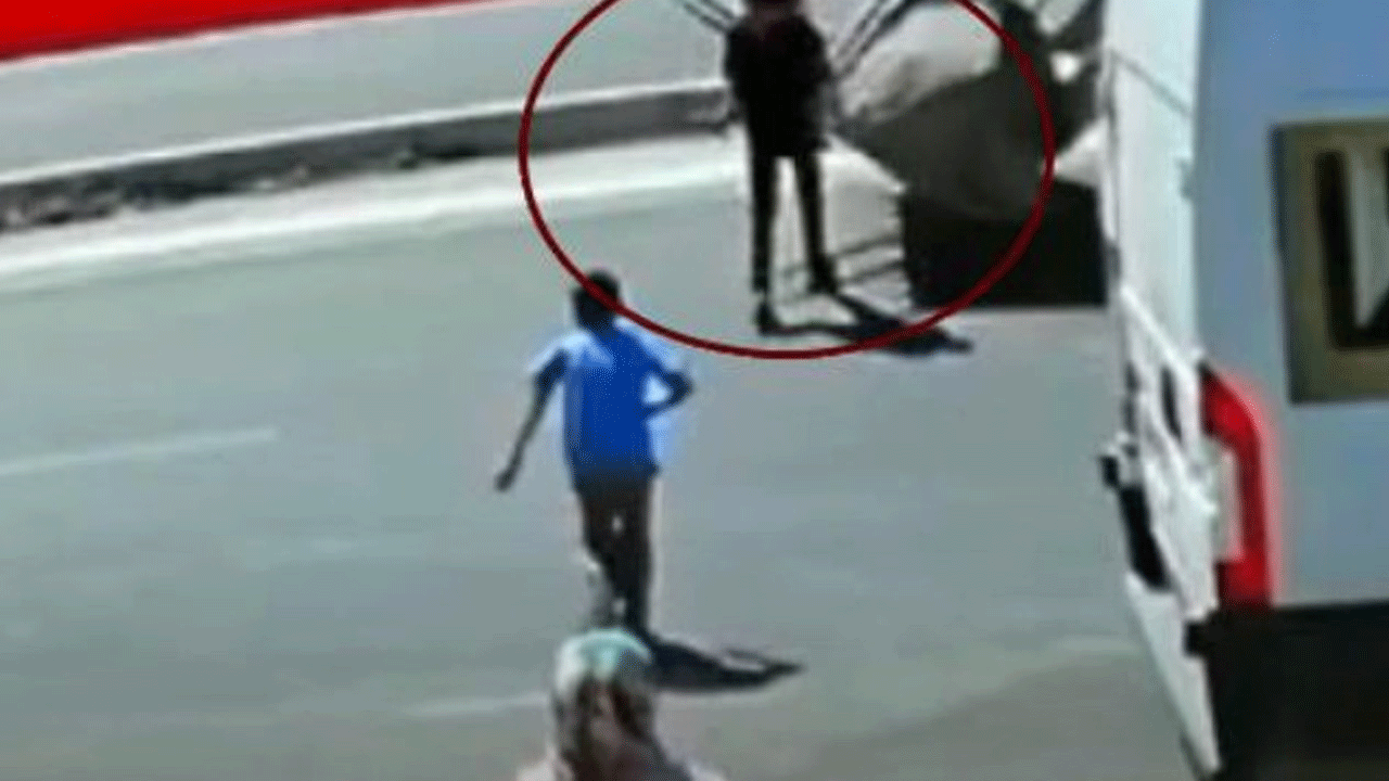 Yolun karşısına geçmek isteyen çocuklar dehşeti yaşadı!