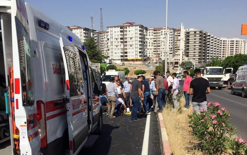 Yolun karşısına geçmek isteyen öğretmen canından oldu 