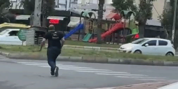 Yolun karşısına geçmek isteyenlerin karga ile imtihanı