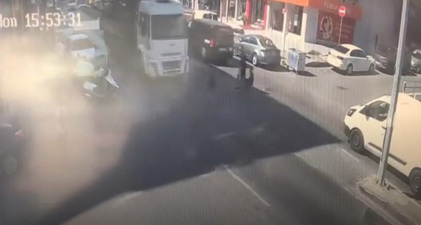 Yolun karşısına geçmeye çalışan çocuk vinç aracının altında kaldı!