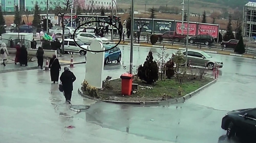 Yolun karşısına geçmeye çalışan yayalara otomobil çarptı 