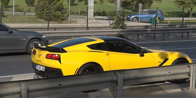 Yolun kenarında ilginç görüntü: Ultra lüks otomobile olanlar oldu