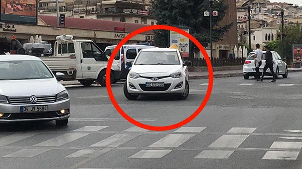 Yolun ortasına park etti, gitti... Nedeni herkesi şaşırttı