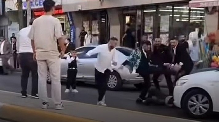 Yolun ortasında durup bıçak çektiler: İki grup birbirine girdi!