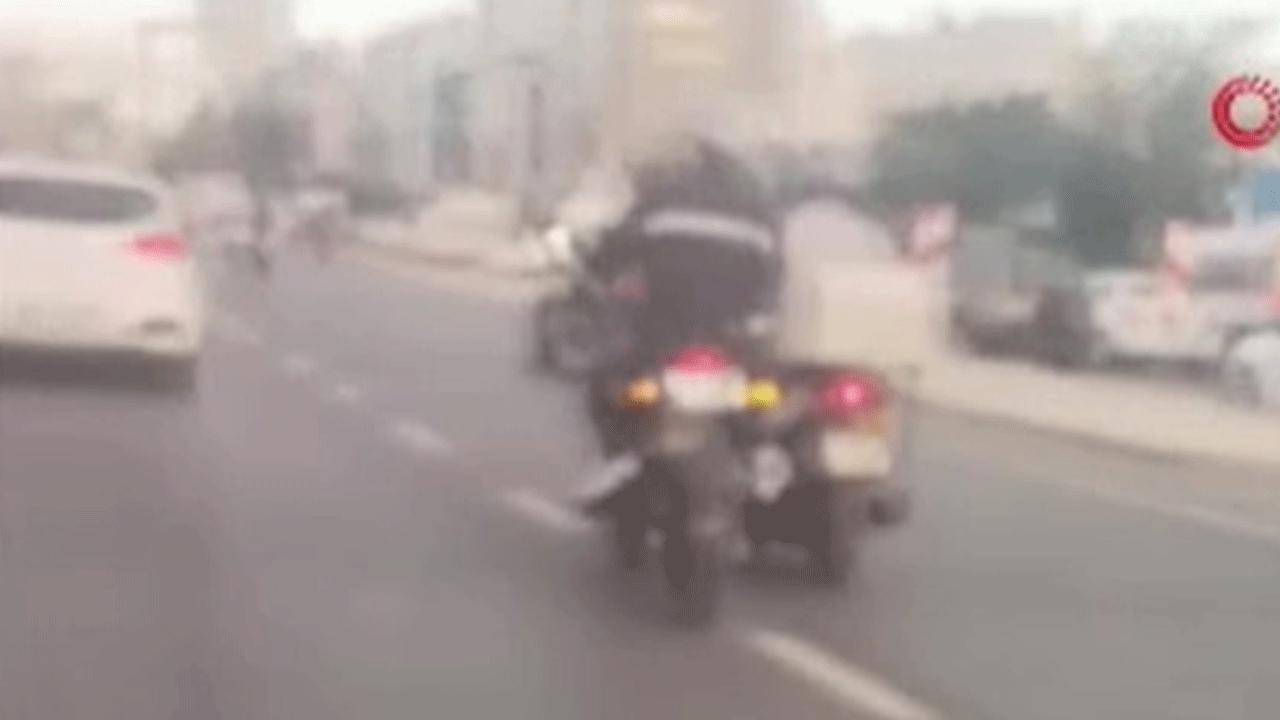 Yolun ortasında ilginç görüntüler: Benzini bitince bunu yaptı!