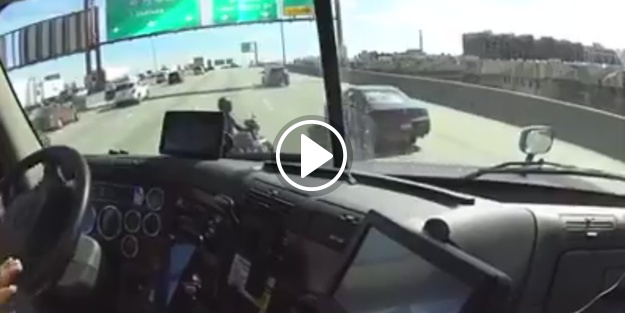 Yolda kalan motorcu için yolu kapatan güzel insan