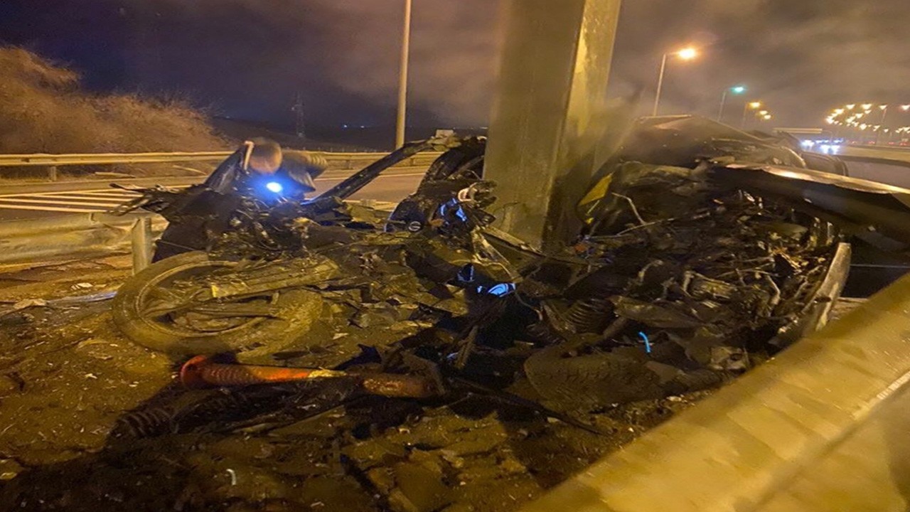 Yön levha direğine çarpan otomobilin sürücüsü öldü