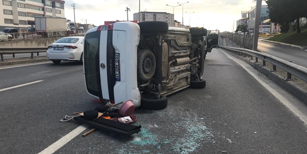 Yön tabelasına çarpan araç devrildi