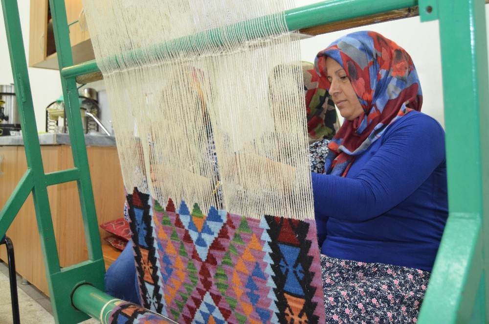 Yöresel kilim sanatını gelecek kuşaklara aktaracaklar 