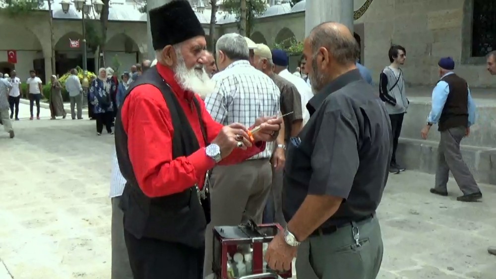 Yöresel kıyafeti ve parfümleriyle 27 yıldır turistlerin ilgi odağı 