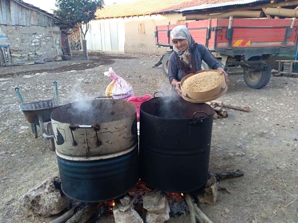 Yöresel lezzetler kış için hazırlanıyor 