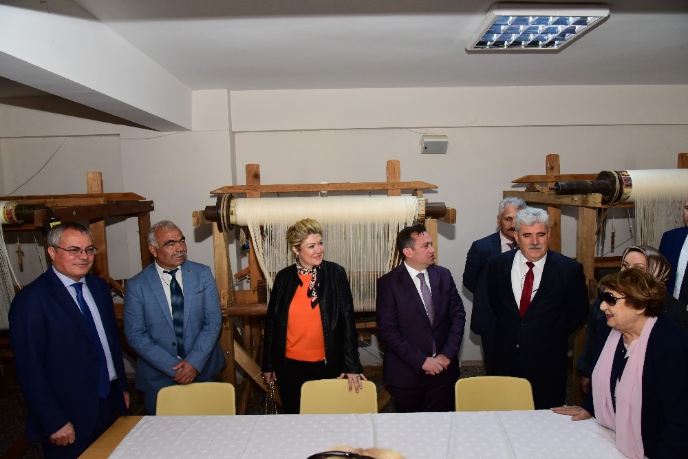 Yöresel Manisa Bezi Dokuma Kursu açıldı 