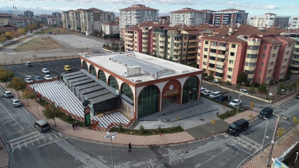 Yöresel Ürünler çarşısında inceleme 