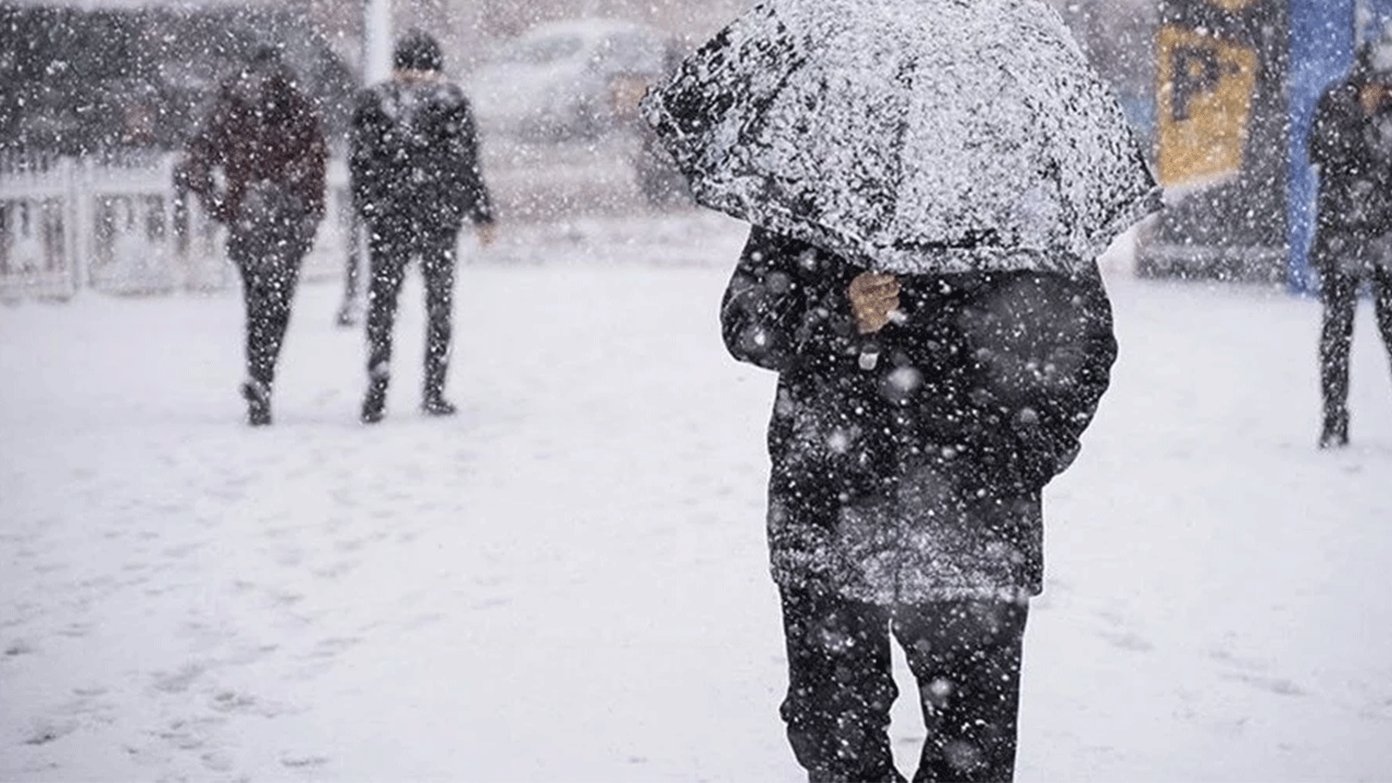 Yorganları hazırlayın! İstanbul'a mevsimin ilk karı düştü!