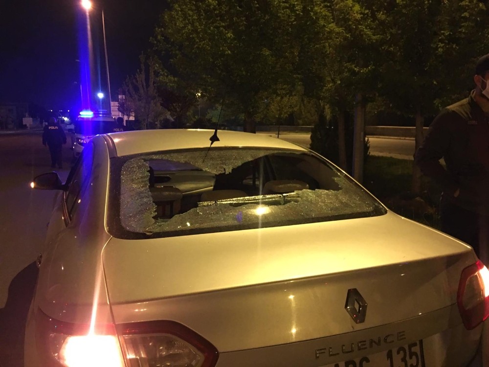 Yorgun mermi, trafik ışığında bekleyen otomobile isabet etti 