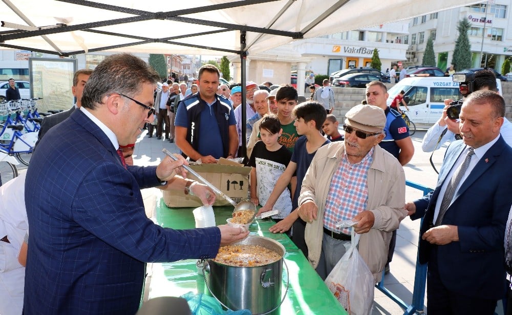 Yozgat Belediyesi’nden bin 500 kişilik aşure ikramı 