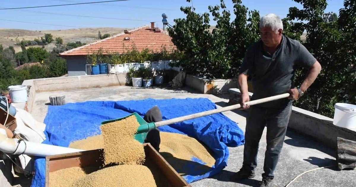 Yozgat'ın Büyükmahal köyünde Uğurlu çifti 41 yıldır bakır kazanda bulgur üretiyor