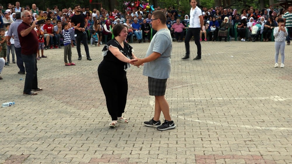 Yozgatlı down sendromlu kuzenlerin tango gösterisi beğeni topladı 