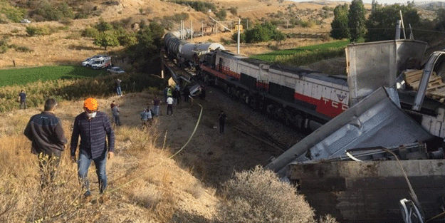 2 tren çarpıştı! Ekipler seferber oldu
