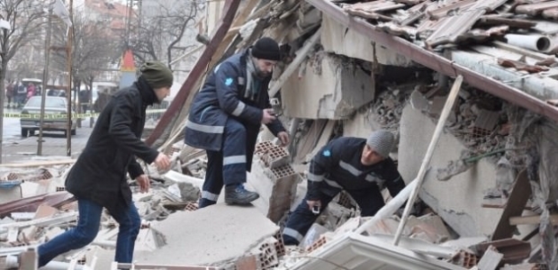 Yozgat'ta 4 katlı bina çöktü!