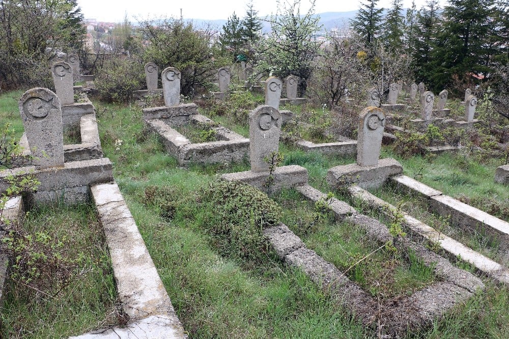 Yozgat’ta ay yıldız işli, isimsiz taş mezarlar gizemini koruyor 