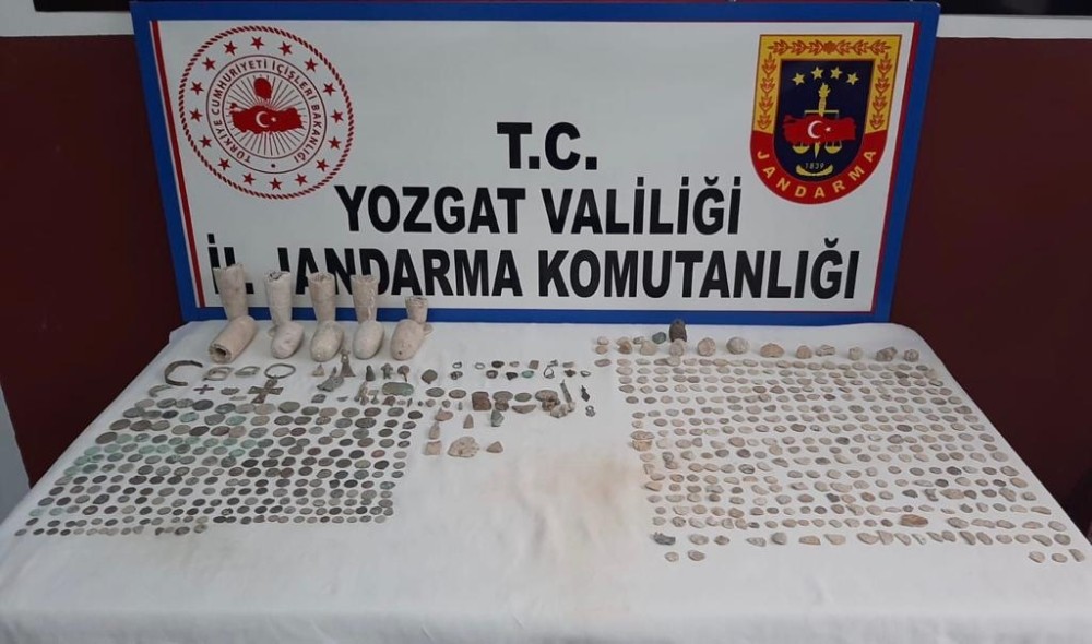 Yozgat’ta bir otomobilde 665 parça tarihi eser ele geçirildi 