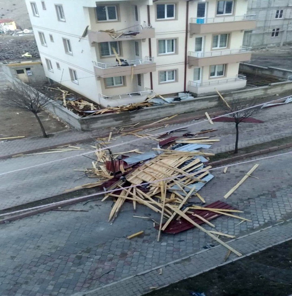 Yozgat’ta fırtına 1 kişinin yaralanmasına neden oldu 