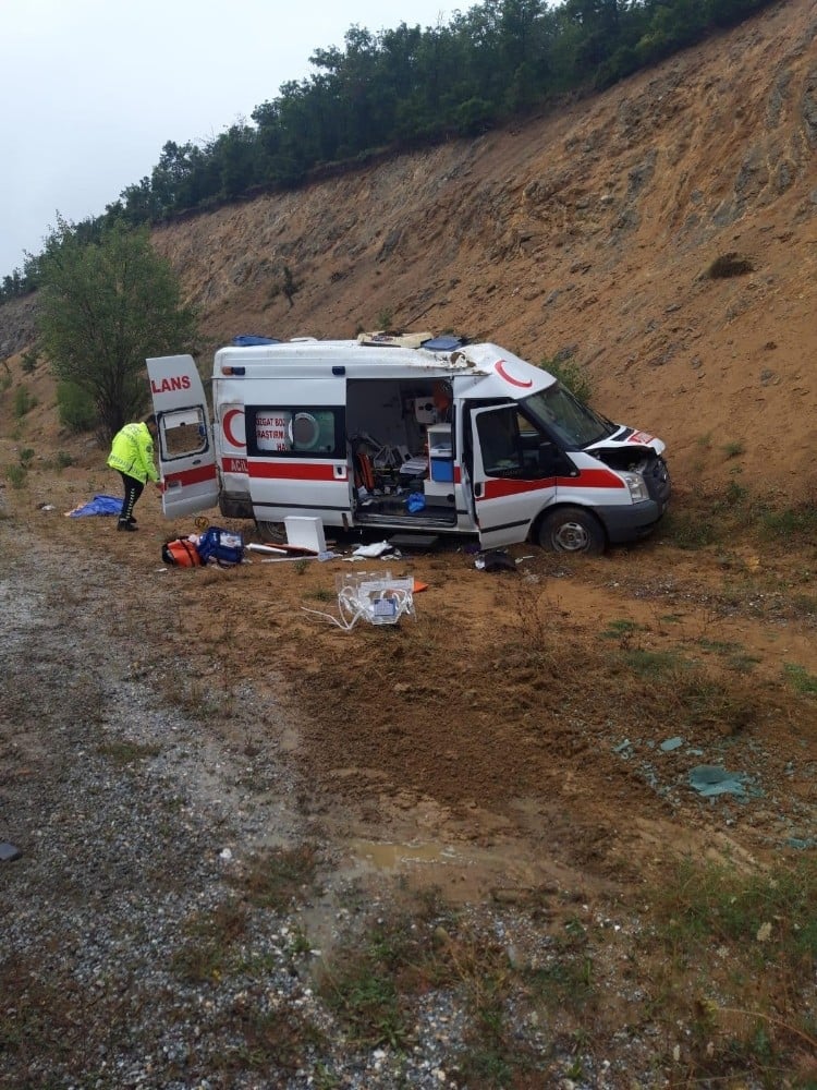 Yozgat’ta hasta bebeği taşıyan ambulans kaza yaptı: 4 yaralı 
