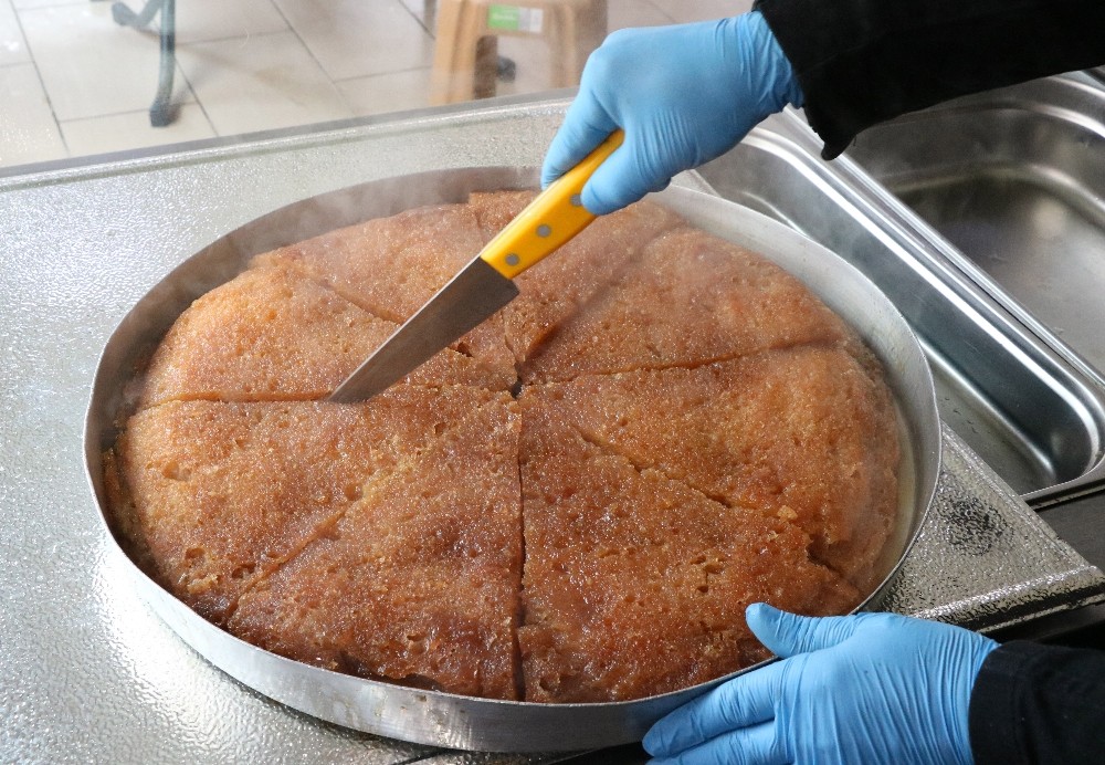 Yozgat’ta iftar sofralarının vazgeçilmez tatlısı ‘ekmek kadayıfı’ 