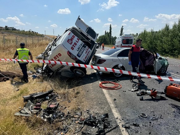 Yozgat'ta iki araba çarpıştı: 3 ölü 1 yaralı