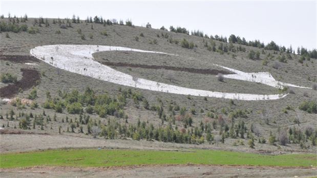 Yozgat'ta kalsit taşıyla dev ay yıldız yapıldı